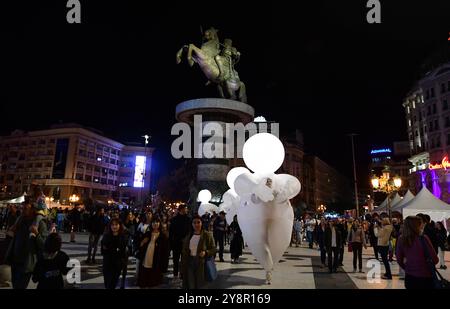 La troupe de théâtre française Kidam la Compagnie des Quidams interprète le rêve de Herber dans les rues de Skopje pendant la nuit Blanche à Skopje, Macédoine du Nord, le 05 octobre 2024. IMAGO/PETR STOJANOVSKI Banque D'Images