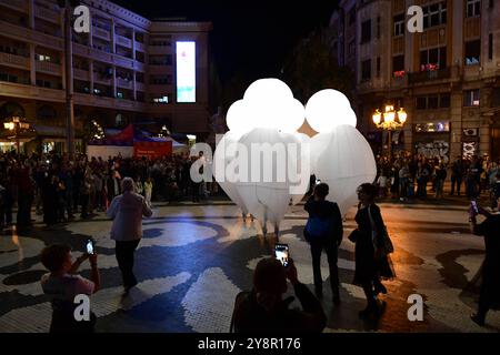 La troupe de théâtre française Kidam la Compagnie des Quidams interprète le rêve de Herber dans les rues de Skopje pendant la nuit Blanche à Skopje, Macédoine du Nord, le 05 octobre 2024. IMAGO/PETR STOJANOVSKI Banque D'Images