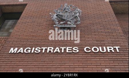 Le panneau devant la Magistrates court à Peterborough, Royaume-Uni Banque D'Images