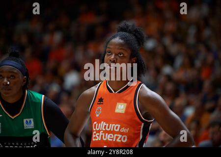 Valencia, Espagne. 06 octobre 2024. Nadia Fingall de Valencia basket vu lors de la Liga Femenina Endesa saison régulière Round 1 entre Valencia basket et Club Joventut Badalona au Pabellon Fuente de San Luis. Score final ; Valencia basket 81 : 68 Club Joventut Badalona crédit : SOPA images Limited/Alamy Live News Banque D'Images