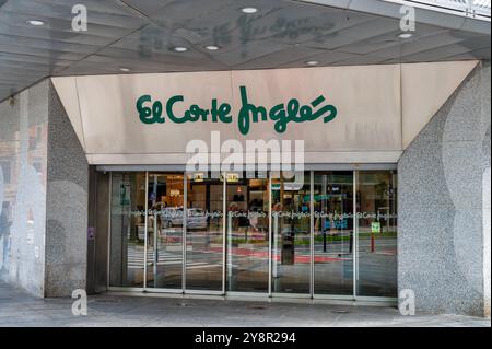 Pampelune, Espagne- 20 mai 2024 : L'entrée de El Corte Inglés à Pampelune Banque D'Images