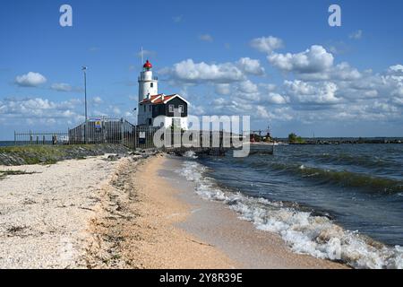 Marken, pays-Bas - 25 août 2024 : le phare de Paard van Marken (cheval de Marken) sur la péninsule néerlandaise de Marken. Banque D'Images