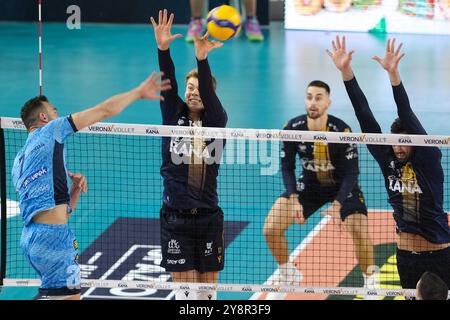 Bloc de Mads Kyed Jensen de Rana Verona lors du match entre Rana Verona et Cisterna volley, saison régulière du Championnat d'Italie de volleyball SuperLega 2024/2025, au Pala AGSM-AIM à Vérone, Italie, le 6 octobre 2024. Banque D'Images