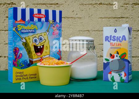 boîte de lundi spongebob squarepants céréales petit déjeuner avec bol de sucre lait sur la table Banque D'Images