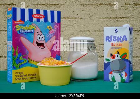 boîte de lundi spongebob squarepants céréales petit déjeuner avec bol de sucre lait sur la table Banque D'Images