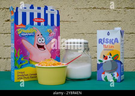 boîte de lundi spongebob squarepants céréales petit déjeuner avec bol de sucre lait sur la table Banque D'Images