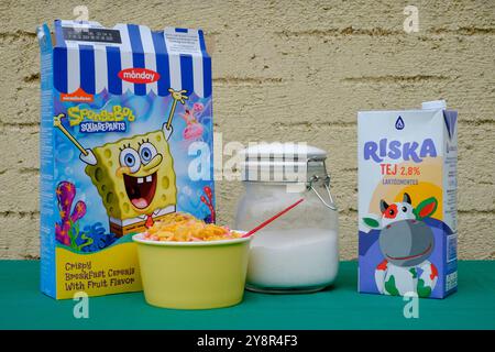 boîte de lundi spongebob squarepants céréales petit déjeuner avec bol de sucre lait sur la table Banque D'Images