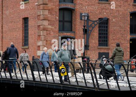 Touristes dans le centre-ville de Liverpool, Royaume-Uni Banque D'Images