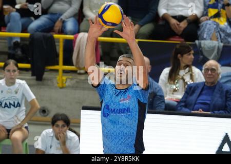 Set de Michele Baranowicz de Cisterna volley lors du match entre Rana Verona et Cisterna volley, saison régulière du Championnat d'Italie SuperLega 2024/2025, au Pala AGSM-AIM à Vérone, Italie, le 6 octobre 2024. Banque D'Images