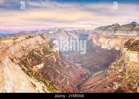 Vue de la vallée d'Ordesa depuis le point de vue - Balcones de Ordesa-, Parc National d'Ordesa et Monte Perdido, Huesca, Espagne Banque D'Images