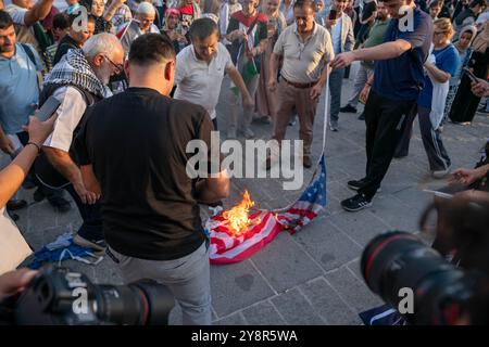 Fatih, Istanbul, Turquie. 6 octobre 2024. Des manifestants brûlent le drapeau américain lors d’une marche de protestation en soutien à la Palestine sur la place Beyazit Istanbul onÂ le 6 octobre 2024, à l’approche du premier anniversaire de l’attaque du 7 octobre, alors que le conflictÂ Israël-Hamas continue. (Crédit image : © Tolga Uluturk/ZUMA Press Wire) USAGE ÉDITORIAL SEULEMENT! Non destiné à UN USAGE commercial ! Crédit : ZUMA Press, Inc/Alamy Live News Banque D'Images