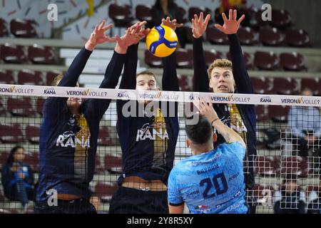 Bloc de Mads Kyed Jensen de Rana Verona lors du match entre Rana Verona et Cisterna volley, saison régulière du Championnat d'Italie de volleyball SuperLega 2024/2025, au Pala AGSM-AIM à Vérone, Italie, le 6 octobre 2024. Banque D'Images