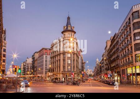 Vue des rues Pelai et Ronda Universitat depuis la place Universitat de Barcelone, Espagne Banque D'Images