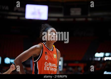 Valencia, Espagne. 06 octobre 2024. Stephanie Mavunga de Valencia basket vu lors de la Liga Femenina Endesa saison régulière Round 1 entre Valencia basket et Club Joventut Badalona au Pabellon Fuente de San Luis. Score final ; panier Valencia 81 : 68 Club Joventut Badalona (photo Vicente Vidal Fernandez/SOPA images/SIPA USA) crédit : SIPA USA/Alamy Live News Banque D'Images