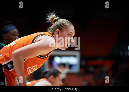 Valencia, Espagne. 06 octobre 2024. Bernadett Hatar de Valencia basket vu en action lors de la Liga Femenina Endesa saison régulière Round 1 entre Valencia basket et Club Joventut Badalona au Pabellon Fuente de San Luis. (Photo de Vicente Vidal Fernandez/SOPA images/Sipa USA) crédit : Sipa USA/Alamy Live News Banque D'Images