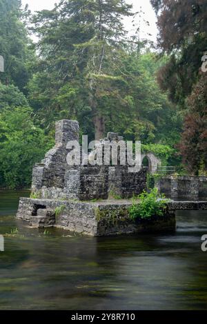 Maison de pêche en pierre enchanteresse de Monk sur la rivière Cong à Cong Abbey, Irlande par un jour de pluie Banque D'Images