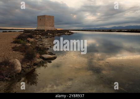 Coucher de soleil sans soleil avec des reflets dans l'eau du ciel dans le parc naturel Salinas de Santa Pola, Espagne Banque D'Images