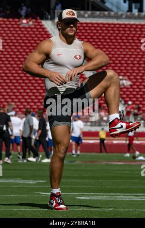 Santa Clara, États-Unis. 06 octobre 2024. L'équipe défensive des 49ers de San Francisco Nick Bosa se détache pour affronter les Arizona Cardinals au Levi's Stadium le dimanche 6 octobre 2024 à Santa Clara, en Californie. Photo de Terry Schmitt/UPI crédit : UPI/Alamy Live News Banque D'Images