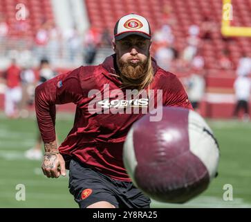 Santa Clara, États-Unis. 06 octobre 2024. San Francisco 49ers Tight End George Kittle poursuit un ballon médicinal qu'il a lancé alors qu'il se relâche pour affronter les Arizona Cardinals au Levi's Stadium le dimanche 6 octobre 2024 à Santa Clara, Californie. Photo de Terry Schmitt/UPI crédit : UPI/Alamy Live News Banque D'Images