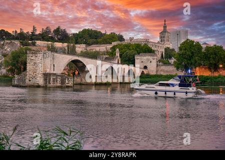 Centre historique du Palais des Papes, complexe épiscopal et le Pont Saint Benezet, le Rhône, Avignon, Vaucluse, Provence-Alpes-Côte d'Azur, France, Europe. Banque D'Images