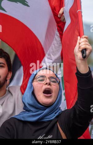 Barcelone, Espagne. 06 octobre 2024. Un jeune manifestant est vu porter le drapeau libanais et crier des slogans pendant le rassemblement. Des milliers de personnes ont manifesté dans le centre de Barcelone pour appeler à un cessez-le-feu sur la Palestine et le Liban et pour exiger que le premier ministre espagnol, Pedro Sánchez, cesse immédiatement toute collaboration du gouvernement espagnol dans la vente d'armes à Israël. Crédit : SOPA images Limited/Alamy Live News Banque D'Images