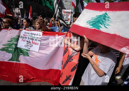 Barcelone, Espagne. 06 octobre 2024. Des manifestants sont vus porter des drapeaux libanais pendant la manifestation. Des milliers de personnes ont manifesté dans le centre de Barcelone pour appeler à un cessez-le-feu sur la Palestine et le Liban et pour exiger que le premier ministre espagnol, Pedro Sánchez, cesse immédiatement toute collaboration du gouvernement espagnol dans la vente d'armes à Israël. Crédit : SOPA images Limited/Alamy Live News Banque D'Images