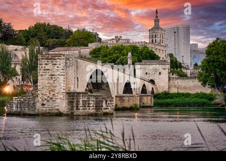 Centre historique du Palais des Papes, complexe épiscopal et le Pont Saint Benezet, le Rhône, Avignon, Vaucluse, Provence-Alpes-Côte d'Azur, France, Europe. Banque D'Images