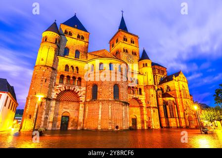 Trèves, Rhénanie-Palatinat, Allemagne : coucher de soleil sur la Liebfrauenkirche ou Cathédrale de Pierre et l'église notre-Dame de Trèves Banque D'Images