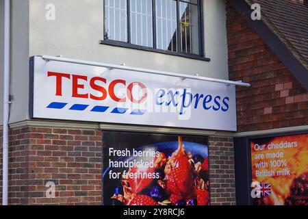 Southampton UK - enseigne et logo du dépanneur Tesco Express au Royaume-Uni. Épicerie locale Banque D'Images