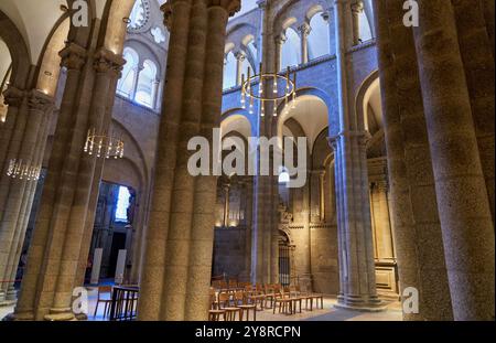 Vue intérieure de la Catedral, Santiago de Compostelle, A Coruña, Galice, Espagne. L'intérieur de la cathédrale Saint-Jacques-de-Compostelle est un spectacle vraiment captivant. Couvrant une superficie de 15 000 mètres carrés, la construction de style gothique du bâtiment, de belles sculptures et un porte-horloge astronomique emblématique témoignent de sa grandeur. À l'intérieur de ses murs, la nef est ornée des armoiries royales de la Maison d'Autriche, complétées par ses riches vitraux. Le beau maître-autel et la chaire octogonale sont deux de ses caractéristiques les plus impressionnantes, tandis que sur le plafond sont impressionnants Ba Banque D'Images