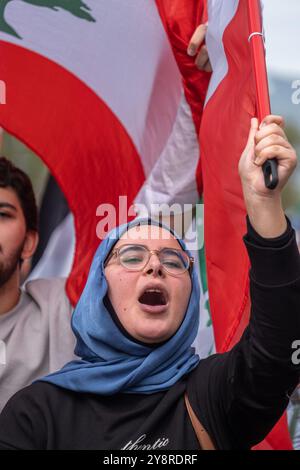 Barcelone, Espagne. 06 octobre 2024. Un jeune manifestant est vu porter le drapeau libanais et crier des slogans pendant le rassemblement. Des milliers de personnes ont manifesté dans le centre de Barcelone pour appeler à un cessez-le-feu sur la Palestine et le Liban et pour exiger que le premier ministre espagnol, Pedro Sánchez, cesse immédiatement toute collaboration du gouvernement espagnol dans la vente d'armes à Israël. (Photo Paco Freire/SOPA images/SIPA USA) crédit : SIPA USA/Alamy Live News Banque D'Images