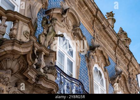 Belle façade carrelée bleue du Palacio do Raio dans le centre-ville de Braga au Portugal Banque D'Images