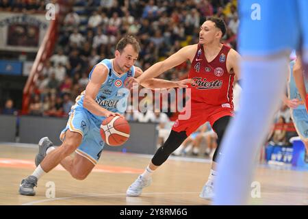 Kevin Pangos de Napolibasket&#x9;et Colbey Ross de Pallacanestro Trieste en action lors du match entre Napolibasket et Pallacanestro Trieste lors de Napolibasket vs Pallacanestro Trieste, match italien de basket-ball Serie A à Naples, Italie, le 6 octobre 2024 Banque D'Images