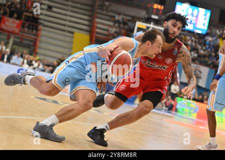 Kevin Pangos de Napolibasket et Denzel Valentine de Pallacanestro Trieste lors du match entre Napolibasket et Pallacanestro Trieste lors de Napolibasket vs Pallacanestro Trieste, match italien de basket-ball Serie A à Naples, Italie, le 06 octobre 2024 Banque D'Images