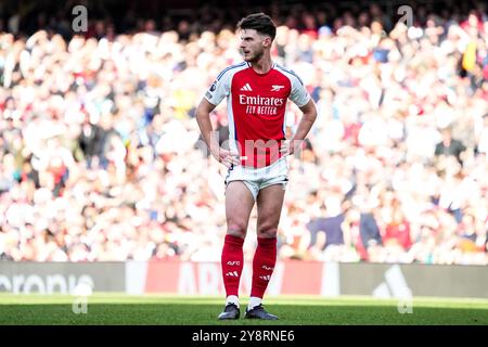 LONDRES, ANGLETERRE - 5 OCTOBRE : Declan Rice de l'Arsenal FC regarde pendant le match de premier League entre l'Arsenal FC et le Southampton FC à l'Emirates Stadium le 5 octobre 2024 à Londres, en Angleterre. (Photo de René Nijhuis/MB Media) Banque D'Images