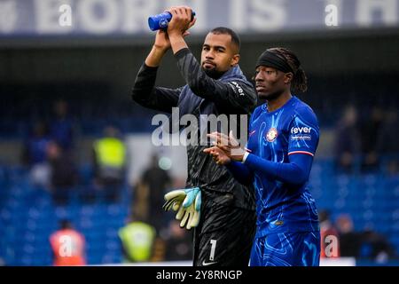 Londres, Royaume-Uni. 06 octobre 2024. LONDRES, ANGLETERRE - 6 OCTOBRE : le gardien de but du Chelsea FC Robert Sanchez et Noni Madueke du Chelsea FC applaudissent pour remercier leurs supporters après le match de premier League entre le Chelsea FC et le Nottingham Forest FC à Stamford Bridge le 6 octobre 2024 à Londres, Angleterre. (Photo de René Nijhuis/MB médias) crédit : MB Media solutions/Alamy Live News Banque D'Images