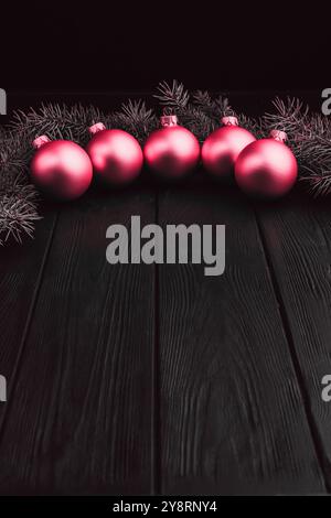 Décorations de noël colorées sur la table en bois noir. Boules de Noël sur fond en bois. Vue de dessus, espace de copie. nouvel an. Fresh Classic 2023 en bleu Banque D'Images