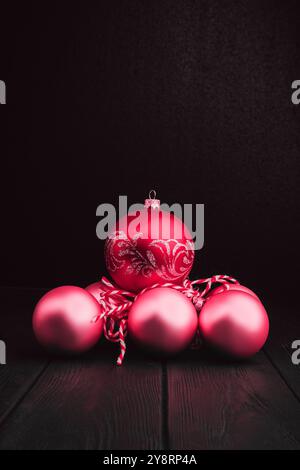 boules de noël dorées dans la main de la femme isolé sur fond noir. Carte du nouvel an, publicité, photo pour histoire, félicitations. Un classique frais pour Banque D'Images