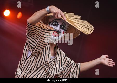 Londres, Royaume-Uni. 06 octobre 2024. Okinawa Sanshinkai, un groupe de passionnés dédiés à la musique folklorique et classique et à la danse traditionnelle d'Okinawa, se produit, y compris un clown japonais. Japon Matsuri, le plus grand festival annuel de culture et de gastronomie japonaises du Royaume-Uni, reviendra à Trafalgar Square avec des spectacles culturels, des stands, de la nourriture et des divertissements. Crédit : Imageplotter/Alamy Live News Banque D'Images