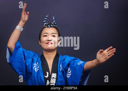 Londres, Royaume-Uni. 06 octobre 2024. Awa Odori, le plus grand festival de danse du Japon, est présenté sur scène par la Japan Association au Royaume-Uni dans leurs magnifiques tenues traditionnelles. Japon Matsuri, le plus grand festival annuel de culture et de gastronomie japonaises du Royaume-Uni, reviendra à Trafalgar Square avec des spectacles culturels, des stands, de la nourriture et des divertissements. Crédit : Imageplotter/Alamy Live News Banque D'Images