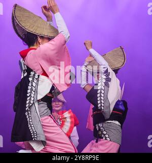 Londres, Royaume-Uni. 06 octobre 2024. Awa Odori, le plus grand festival de danse du Japon, est présenté sur scène par la Japan Association au Royaume-Uni dans leurs magnifiques tenues traditionnelles. Japon Matsuri, le plus grand festival annuel de culture et de gastronomie japonaises du Royaume-Uni, reviendra à Trafalgar Square avec des spectacles culturels, des stands, de la nourriture et des divertissements. Crédit : Imageplotter/Alamy Live News Banque D'Images