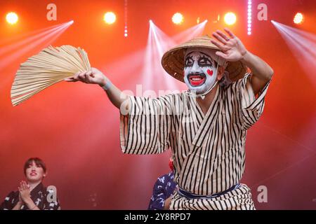 Londres, Royaume-Uni. 06 octobre 2024. Okinawa Sanshinkai, un groupe de passionnés dédiés à la musique folklorique et classique et à la danse traditionnelle d'Okinawa, se produit, y compris un clown japonais. Japon Matsuri, le plus grand festival annuel de culture et de gastronomie japonaises du Royaume-Uni, reviendra à Trafalgar Square avec des spectacles culturels, des stands, de la nourriture et des divertissements. Crédit : Imageplotter/Alamy Live News Banque D'Images