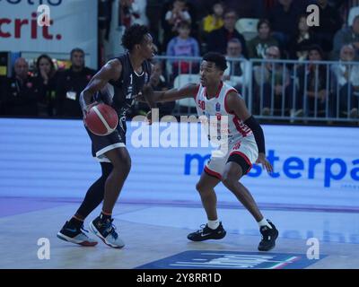 Varèse, Ita. 06 octobre 2024. 50 Jaylen remet Openjobmetis Varese et 01 Christian Vital Bertram Derthona Tortona lors du match de championnat LBA Italie entre Openjobmetis Varese vs Bertram Derthona Tortona, à Varèse, Italie, le 5 octobre 2024 (photo de Fabio Averna/Sipa USA) crédit : Sipa USA/Alamy Live News Banque D'Images