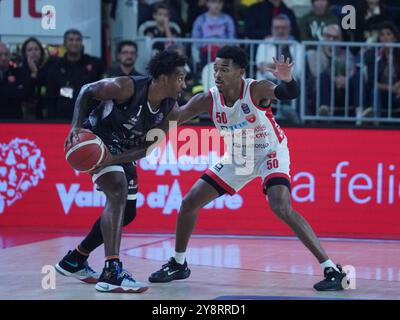 Varèse, Ita. 06 octobre 2024. 50 Jaylen remet Openjobmetis Varese et 01 Christian Vital Bertram Derthona Tortona lors du match de championnat LBA Italie entre Openjobmetis Varese vs Bertram Derthona Tortona, à Varèse, Italie, le 5 octobre 2024 (photo de Fabio Averna/Sipa USA) crédit : Sipa USA/Alamy Live News Banque D'Images