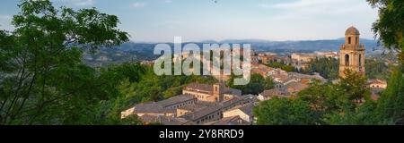 Perugoia, Italie. Vue de via delle Prome et Fortezza di Porta Sole vers l'église de Santa Maria Nuova et son clocher. Vieille ville de Pérouse. Banque D'Images