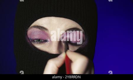 Belle fille à la mode dans une Balaclava. Masque de mode sur de beaux modèles féminins. Style chapeau. Fille dans une Balaclava noire. Masque à la mode sur un beauti Banque D'Images