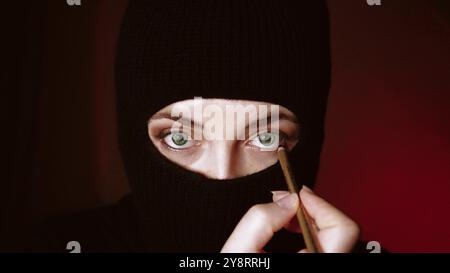 Belle fille à la mode dans une Balaclava. Masque de mode sur de beaux modèles féminins. Style chapeau. Fille dans une Balaclava noire. Masque à la mode sur un beauti Banque D'Images