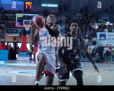 Varèse, Ita. 06 octobre 2024. 50 Jaylen remet Openjobmetis Varese et 01 Christian Vital Bertram Derthona Tortona lors du match de championnat LBA Italie entre Openjobmetis Varese vs Bertram Derthona Tortona, à Varèse, Italie, le 5 octobre 2024 (photo de Fabio Averna/Sipa USA) crédit : Sipa USA/Alamy Live News Banque D'Images