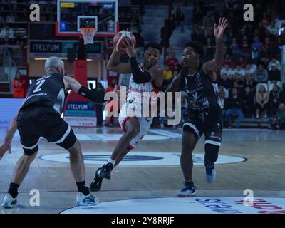 Varèse, Ita. 06 octobre 2024. 50 Jaylen remet Openjobmetis Varese et 01 Christian Vital Bertram Derthona Tortona lors du match de championnat LBA Italie entre Openjobmetis Varese vs Bertram Derthona Tortona, à Varèse, Italie, le 5 octobre 2024 (photo de Fabio Averna/Sipa USA) crédit : Sipa USA/Alamy Live News Banque D'Images