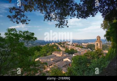 Perugoia, Italie. Vue de via delle Prome et Fortezza di Porta Sole vers l'église de Santa Maria Nuova et son clocher. Vieille ville de Pérouse. Banque D'Images